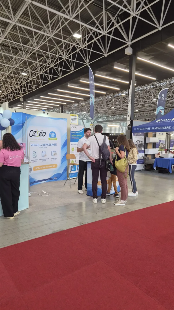 Visiteurs dans les allées du Salon de l'Habitat de Toulouse